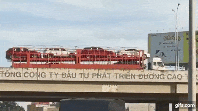Chiếc xe đầu k&eacute;o đi l&ugrave;i tr&ecirc;n cao tốc Tp. Hồ Ch&iacute; Minh - Long Th&agrave;nh - Dầu Gi&acirc;y