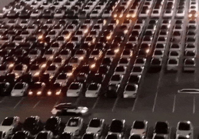 Những chiếc Tesla nhấp nháy đèn khi đang được cập nhật phần mềm