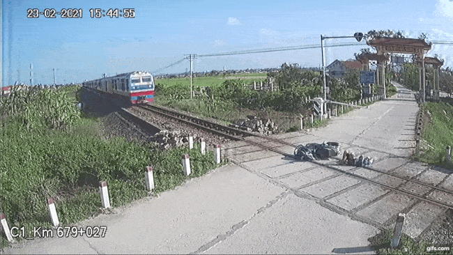 Khoảnh khắc người đàn ông đi xe máy bỏ chạy khỏi đường ray, thoát chết trong gang tấc