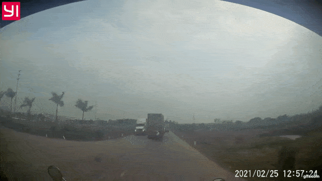 Người phụ nữ sang đường ẩu, g&acirc;y tai nạn cho xe container