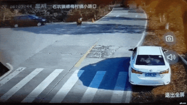 Pha đánh lái thần tốc của tài xế lái chiếc xe sang Merecdes-Benz