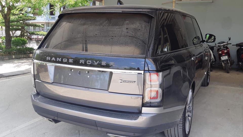 Còn đây là phần đuôi xe của Range Rover SVAutobiography 2019 