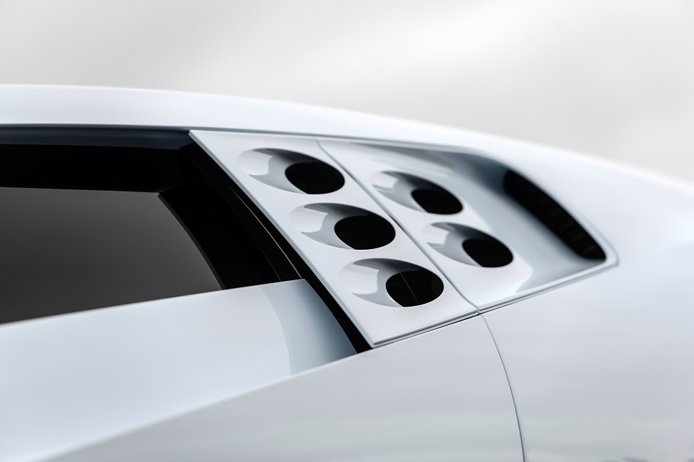hình tròn nằm ngay sau cửa sổ bên sườn của Bugatti Centodieci