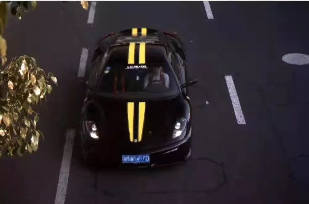 Bức ảnh do camera giao thông ghi lại làm bằng chứng để cảnh sát phạt chủ siêu xe Ferrari 430 Scuderia vì sử dụng dây an toàn không đúng theo quy tắc
