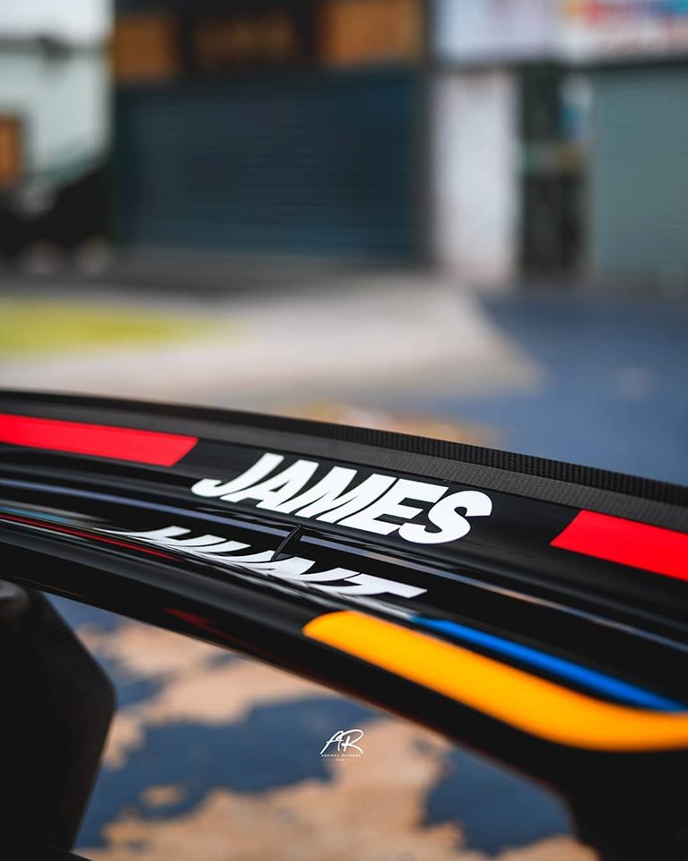 Dòng chữ James màu trắng trên cánh gió đuôi của McLaren P1 GTR James Hunt