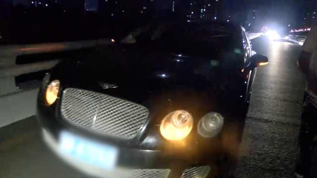 Chiếc Bentley Continental Flying Spur Speed bị rách lốp sau khi sập ổ gà