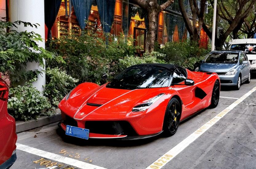 Ferrari LaFerrari Aperta siêu hiếm đỗ tại đường phố Thâm Quyến
