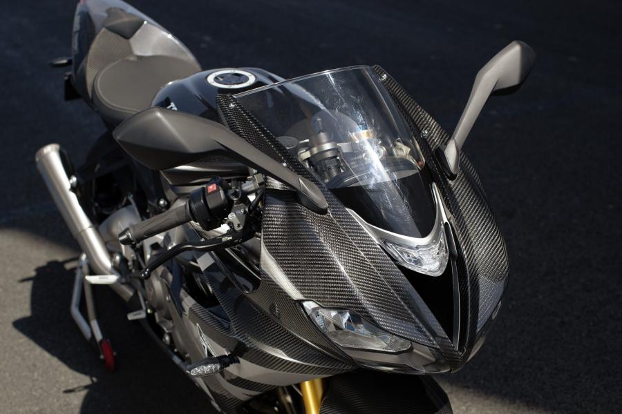 Trên Daytona 765 Moto2 có nhiều chi tiết bằng sợi carbon