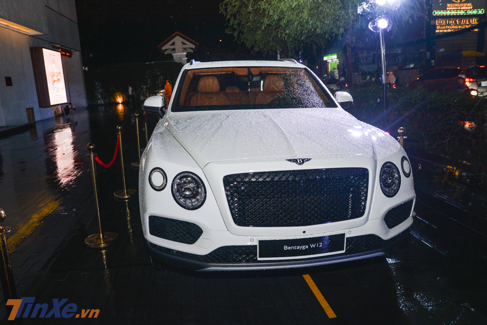 SUV siêu sang Bentley Bentayga do đại lý chính hãng mang đến để chia vui trong ngày trọng đại của của con gái Minh Nhựa