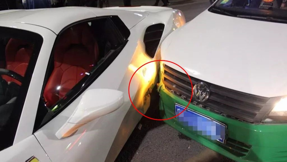 Siêu xe Ferrari 488 Spider va chạm với taxi, thiệt hại ước tính hơn 1,3 tỷ đồng