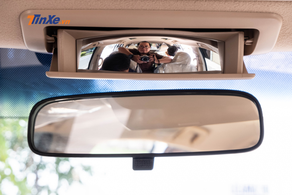 Ngay sát gương chiếu hậu trong là một gương cầu lồi có thể ẩn đi cho phép quan sát toàn bộ khoang nội thất bên trong