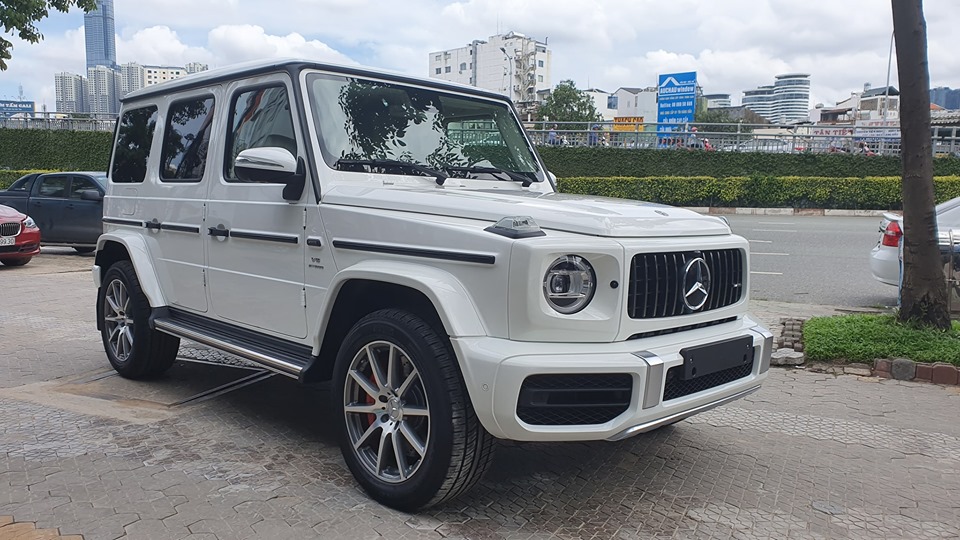 Ngay khi được bàn giao xe về cho đại lý, chiếc SUV hạng sang Mercedes-AMG G63 2019 chính hãng đầu tiên về Việt Nam đã được chủ nhân lái về nhà