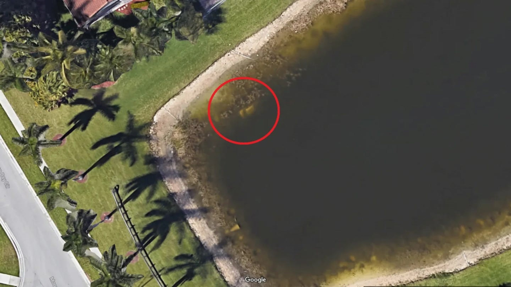 Hình ảnh Google Earth phát hiện ra chiếc xe bị chìm dưới một cái ao