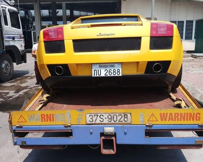 Siêu xe Lamborghini Gallardo vàng rực mang biển Lào xuất hiện tại khu kinh tế cửa khẩu quốc tế Cầu Treo, Hà Tĩnh