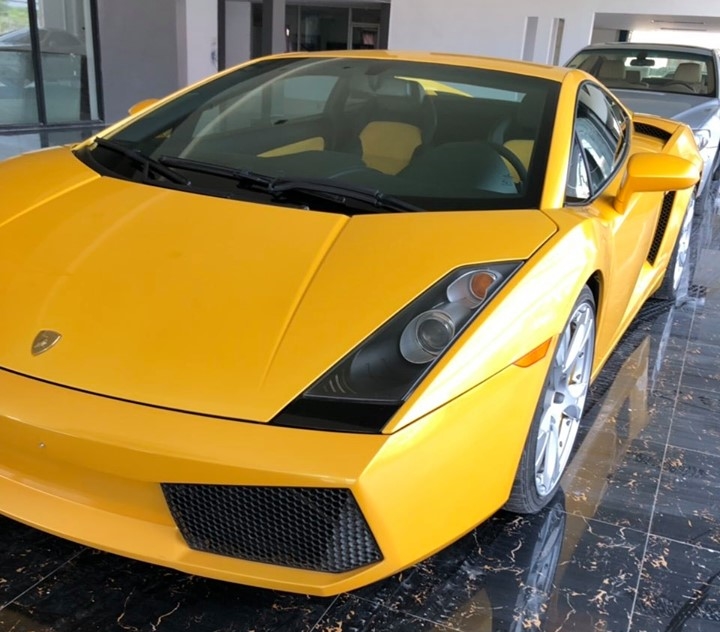 Chiếc Lamborghini Gallardo màu vàng lúc còn ở showroom siêu xe tại Lào