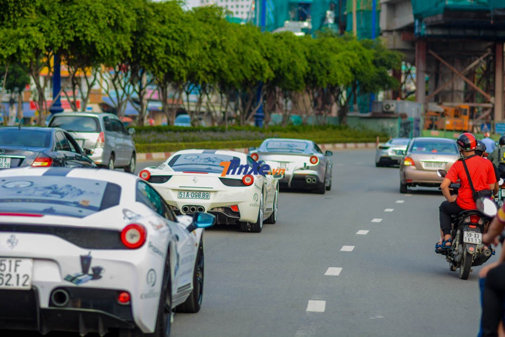 Dàn siêu xe Ferrari trên đường phố Sài thành