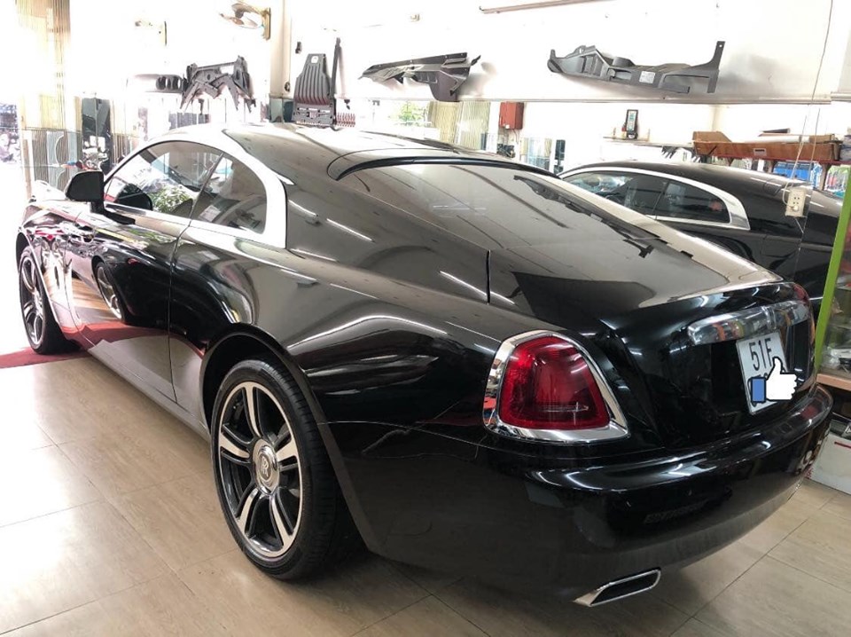 Chiếc Rolls-Royce Wraith mang màu đen