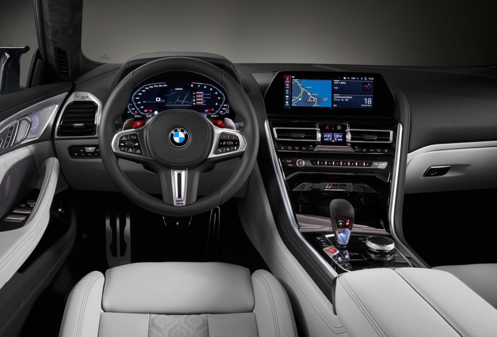 Khoang lái BMW M8 Gran Coupe