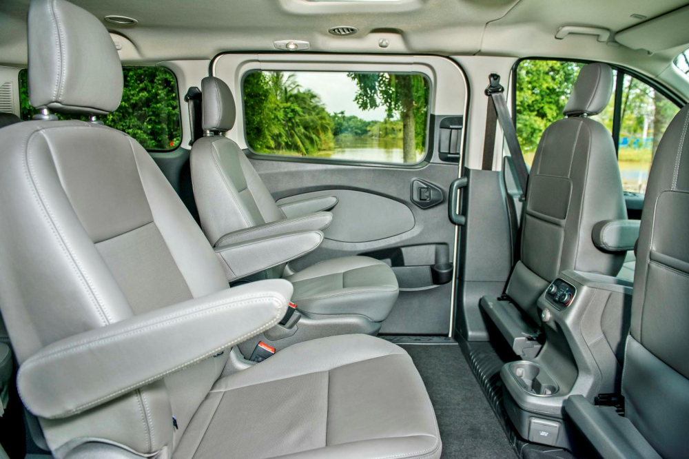 Hàng ghế thứ 2 là nơi có không gian thoải mái nhất trên Ford Tourneo