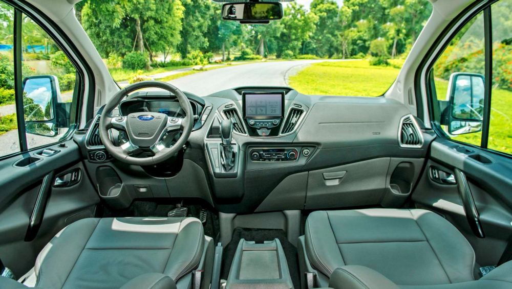 Nội thất của Ford Tourneo khá hiện đại và sang trọng trên phiên bản Titanium với chất liệu da, tông màu đen – ghi xen kẽ đem lại xúc cảm cao cấp