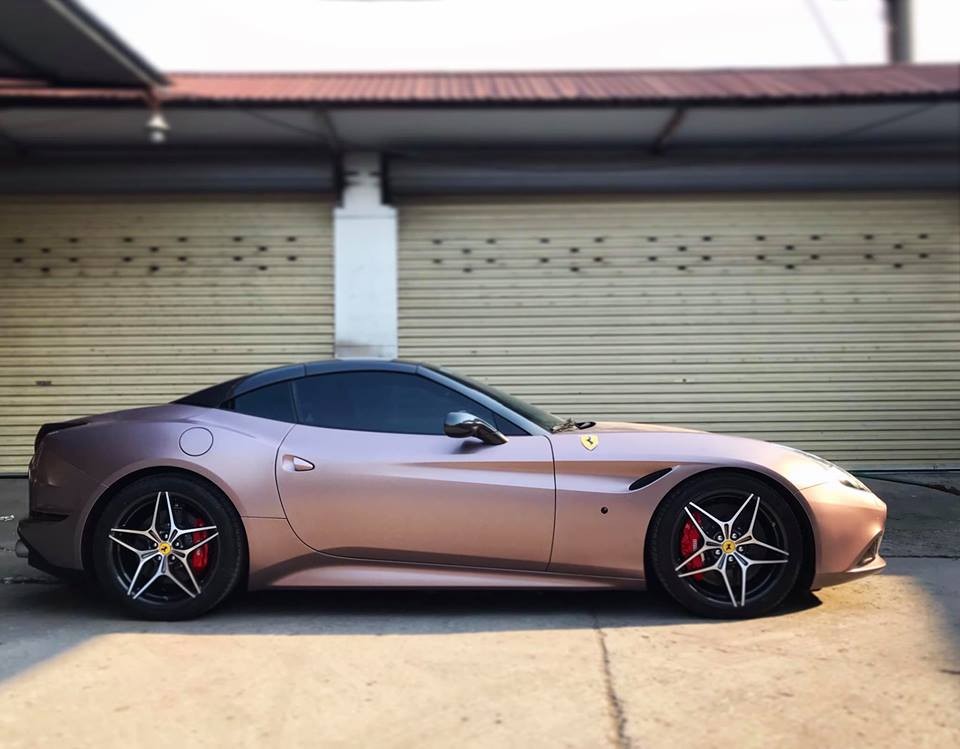 Còn đây là chiếc Ferrari California T thay áo sang màu tím khói ánh hồng