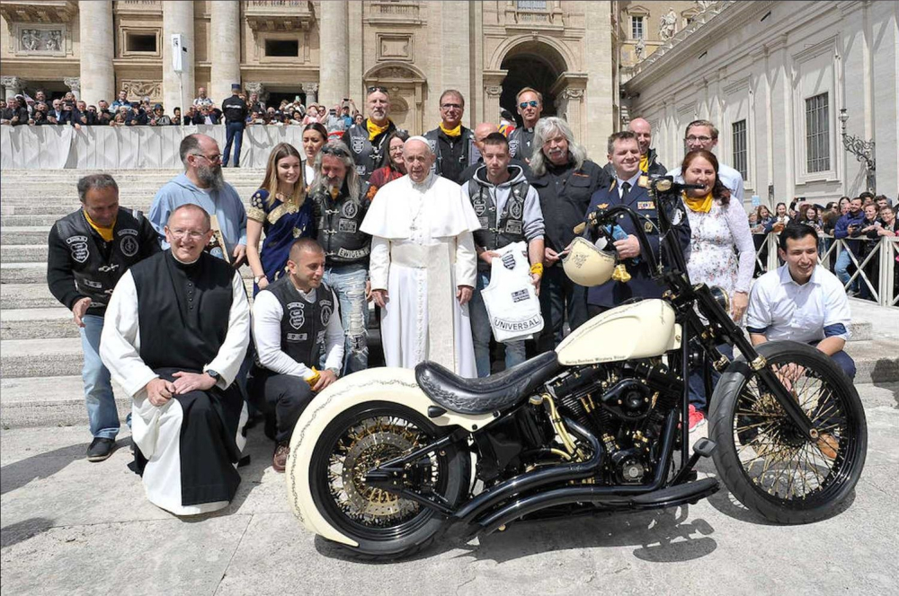 Chiếc Harley-Davidson White Unique có chữ ký của Giáo hoàng Francis