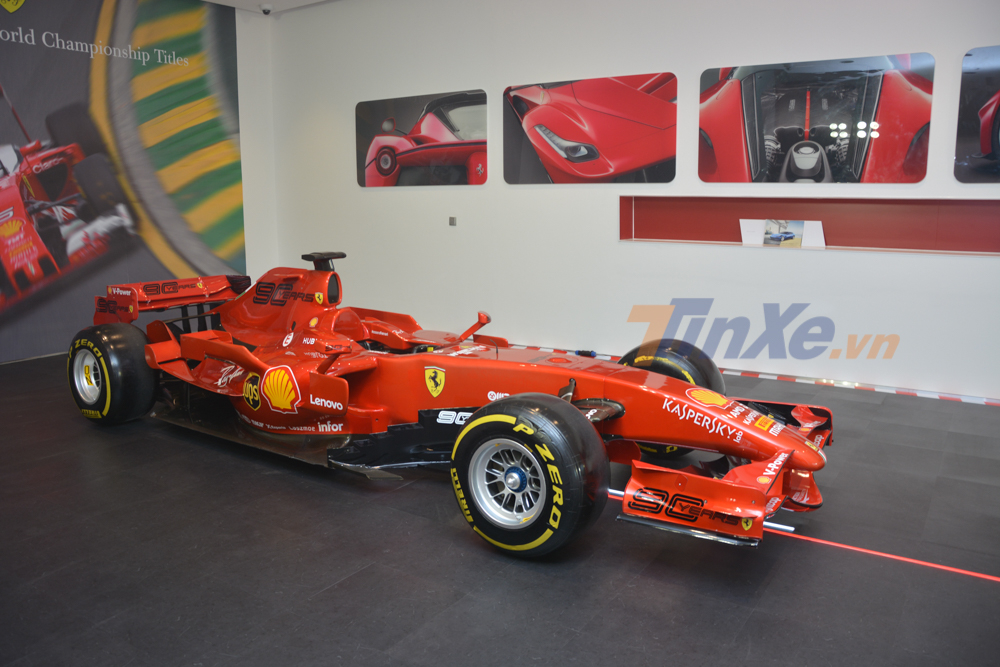 Cận cảnh mẫu xe đua F1 của Ferrari lần đầu được trưng bày chính hãng tại Việt Nam