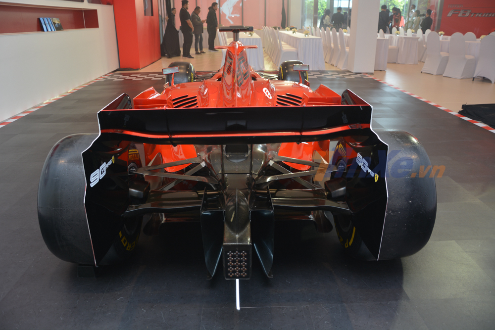  Mẫu xe đua Công thức 1 của Ferrari trưng bày chính hãng tại Việt Nam mang bộ áo đỏ đặc trưng