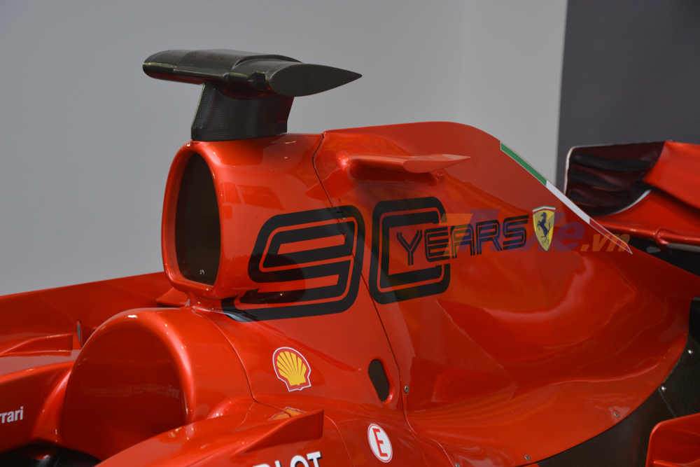 Dù thuộc đời cũ nhưng chiếc xe đua Công thức 1 này vẫn được cho lên bộ tem của chiếc F1 2019 mang mã SF90