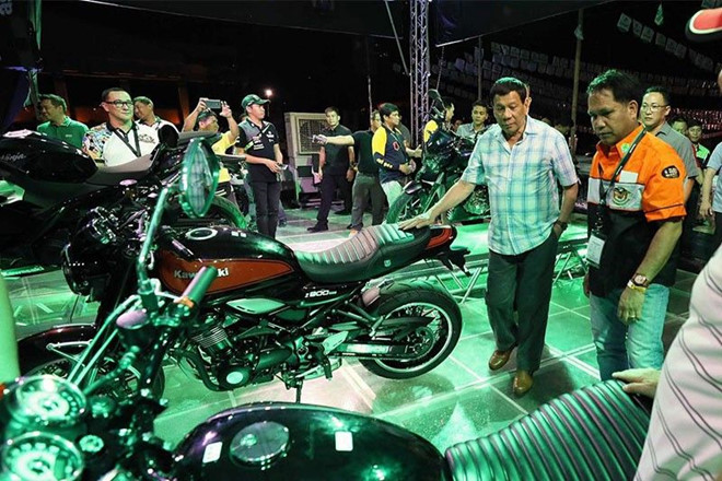 Ông Rodrigo Duterte bên cạnh chiếc Kawasaki Z900RS