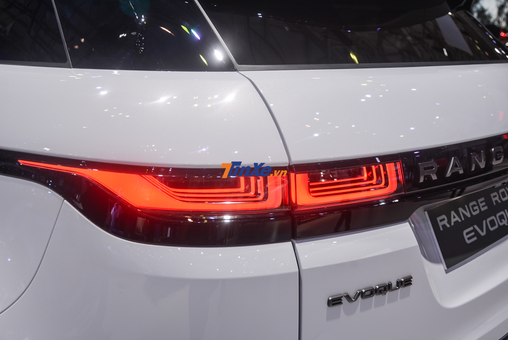 Cụm đèn hậu LED của Range Rover Evoque 2020 mỏng hơn và gây sự chú ý nhiều hơn so với thế hệ đầu tiên