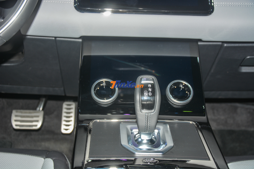 SUV hạng sang Range Rover Evoque 2020 sử dụng hộp số tự động 9 cấp nhưng không phải là dạng núm xoay rất độc đáo