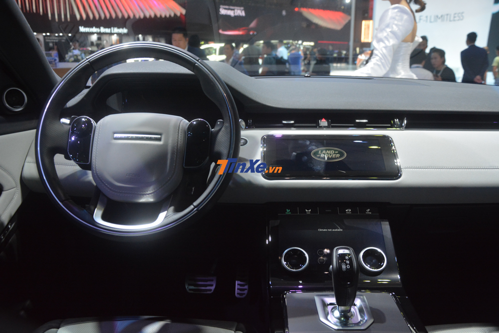 Chưa hết, Range Rover Evoque thế hệ thứ 2 còn có bảng điều khiển trung tâm kỹ thuật số với màn hình 12,3 inch, màn hình hiển thị thông tin trên kính chắn gió và hệ thống Touch Pro Duo với 2 màn hình 10 inch