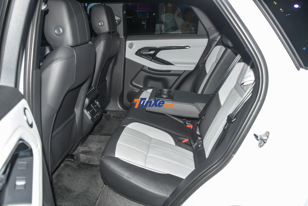 Đây là hàng ghế phía sau của Range Rover Evoque thuộc phiên bản Fisrt Edition 2020 đầu tiên có mặt tại Việt Nam