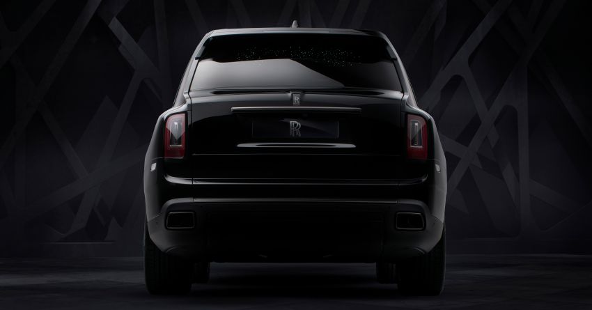 Phần lớn những chi tiết mạ crôm sáng bóng của Rolls-Royce Cullinan Black Badge đều biến mất