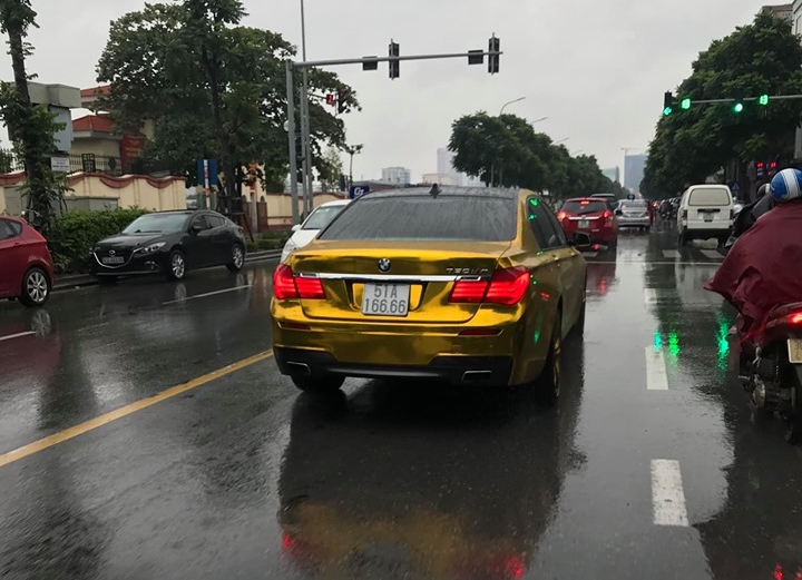 BMW 7-Series biển tứ quý 6 di chuyển tại Hà Nội với ngoại thất mạ vàng gây chú ý