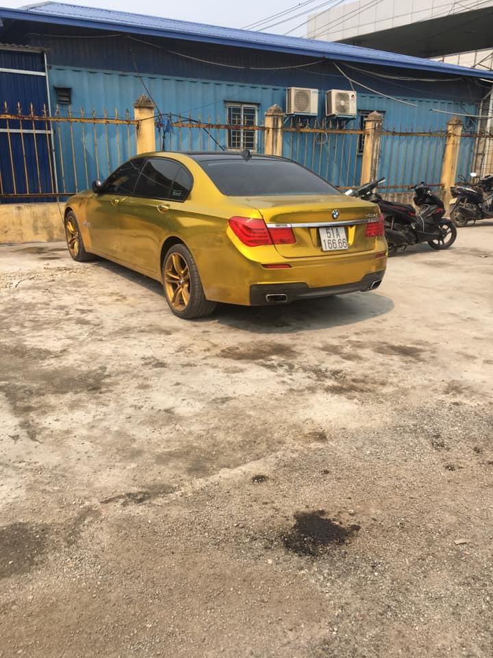 Chiếc xe sang BMW 7-Series mạ vàng này còn đeo biển tứ quý 6