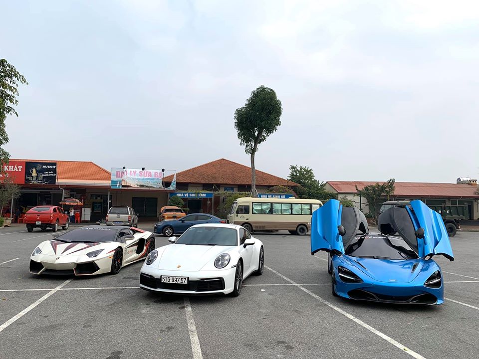 Từ trái sang phải là Lamborghini Aventador LP700-4 mui trần, Porsche 911 Carrera S 2020 và McLaren 720S