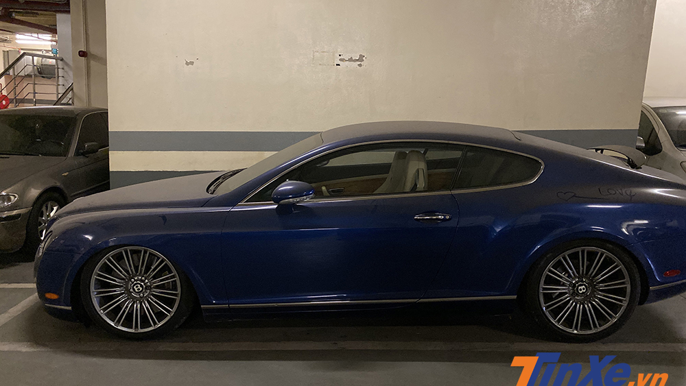 Chiếc Bentley Continental GT Speed màu xanh độc đáo bị bỏ quên dưới hầm gửi xe.