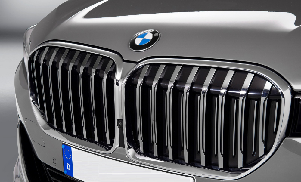 Các thanh lưới tản nhiệt chủ động của BMW 7-Series 2020 được sơn màu nhôm satin