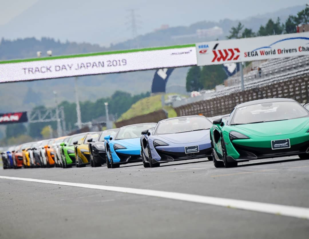 Những chiếc siêu xe McLaren đủ màu sắc khoe dáng tại đường đua ở Nhật Bản