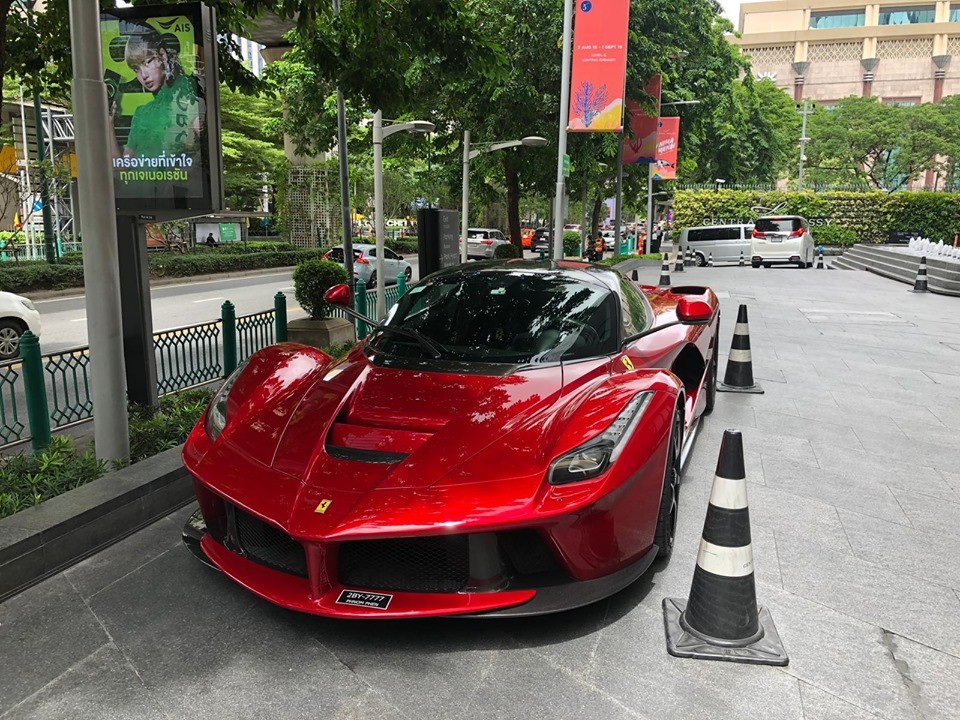 Ferrari LaFerrari Coupe của Campuchia lúc du lịch tại Thái Lan