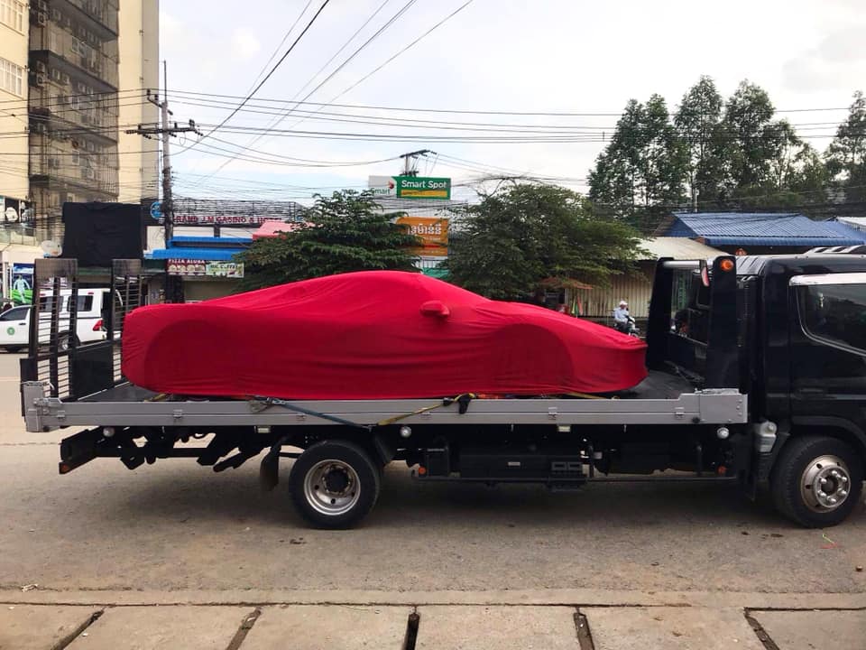 Xe cứu hộ chở siêu phẩm Ferrari LaFerrari tại Campuchia