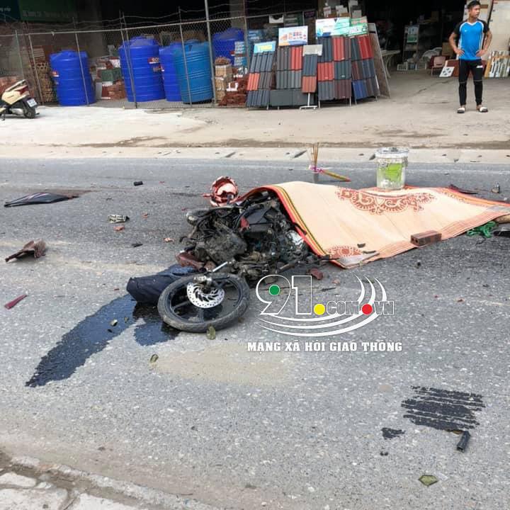 Chiếc xe máy của nạn nhân bị biến dạng hoàn toàn