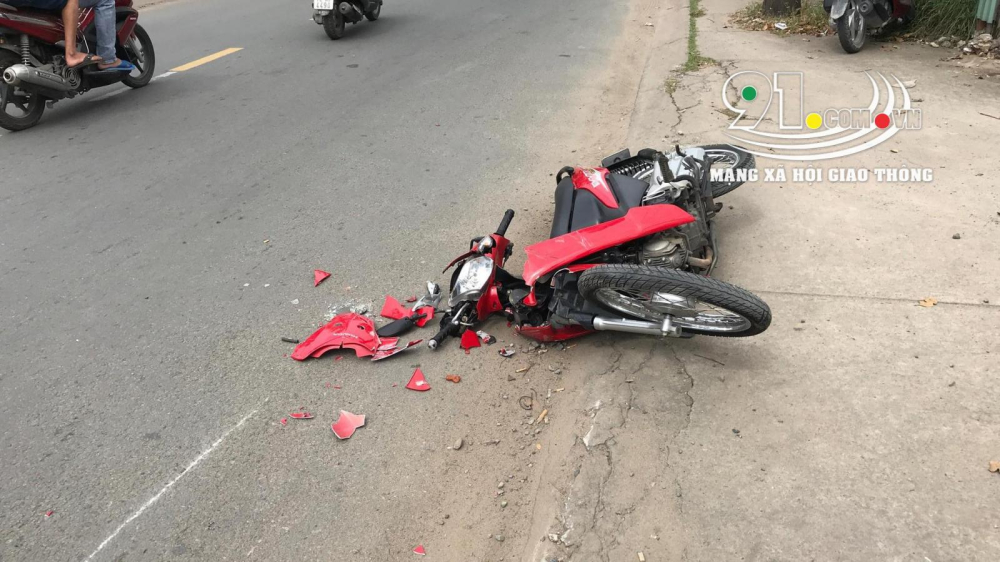 Chiếc xe máy bị vỡ nát phần đầu xe và yếm