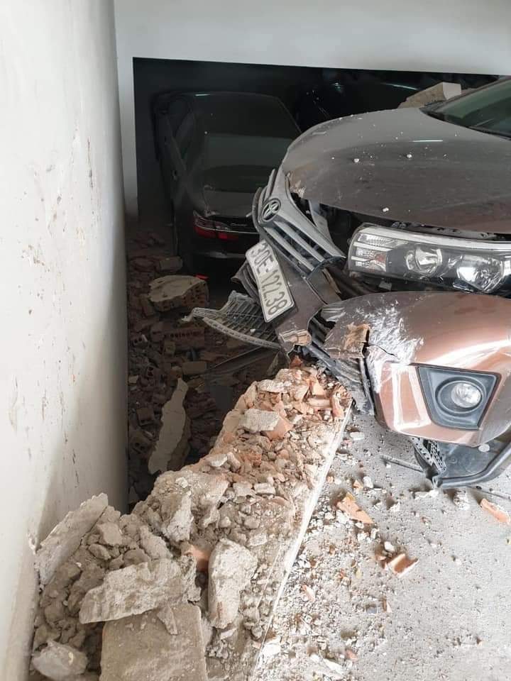 Chiếc Toyota Corolla Altis bị vỡ nát phần đầu xe