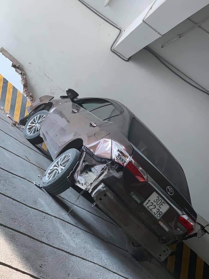 Chiếc xe còn bị móp méo đuôi xe khi lùi dưới hầm gửi xe