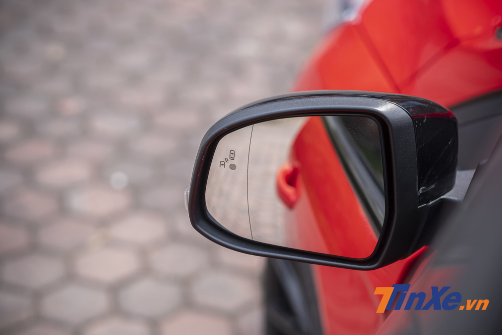 Hệ thống cảm biến điểm mù được tích hợp thêm trong hành loạt công nghệ an toàn chủ động của xe.