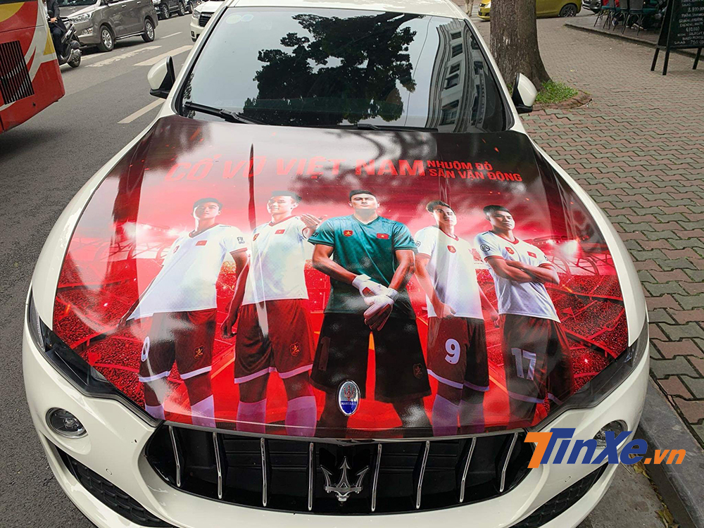 Hình ảnh các cầu thủ của đội tuyển bóng đá Việt Nam được dán lên nắp capo chiếc Maserati Levante.