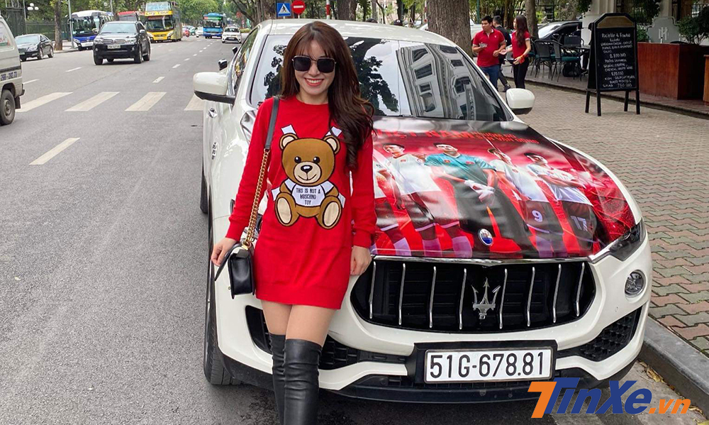 Những chiếc xe Maserati được lên dàn áo với decal cổ vũ đội tuyển bóng đá Việt Nam.